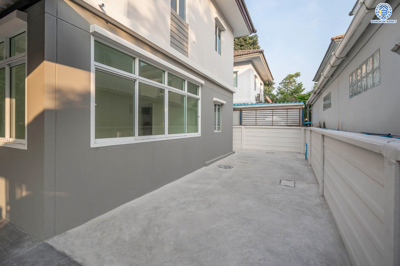 บ้านมือสองตกแต่งใหม่ โครงการ พฤกษาวิลเลจ30 เดอะซีซั่น แจ้งวัฒนะ-ราชพฤกษ์ หลังมุม ทำเลย่านปทุมธานี เนื้อที่ 53 ตร.ว. ฟังก์ชัน 3 ห้องนอน 2 ห้องน้ำ 1 ห้องอเนกประสงค์ จอดรถได้ 2 คัน เดินทางสะดวกสบายเข้า-ออกได้หลายเส้นทาง ใกล้เมืองทองธานี และจุดขึ้นทางด่วน "แจ้งวัฒนะ"